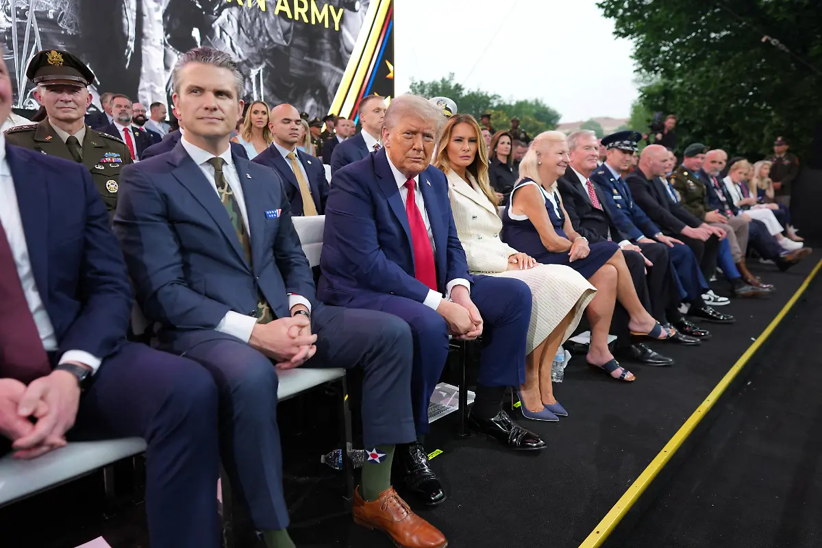 2025-06-15T011107Z-2122317918-RC2O2FA152R1-RTRMADP-3-USA-TRUMP-PARADE
