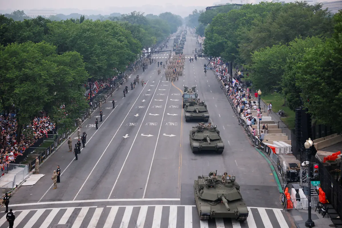 2025-06-15T005410Z-560763457-RC2N2FA2R1DZ-RTRMADP-3-USA-TRUMP-PARADE