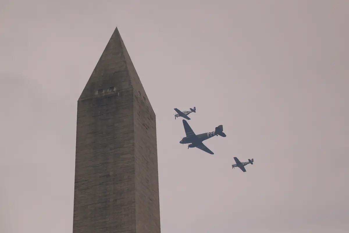 2025-06-14T231751Z-980820417-RC2N2FA3424D-RTRMADP-3-USA-TRUMP-PARADE