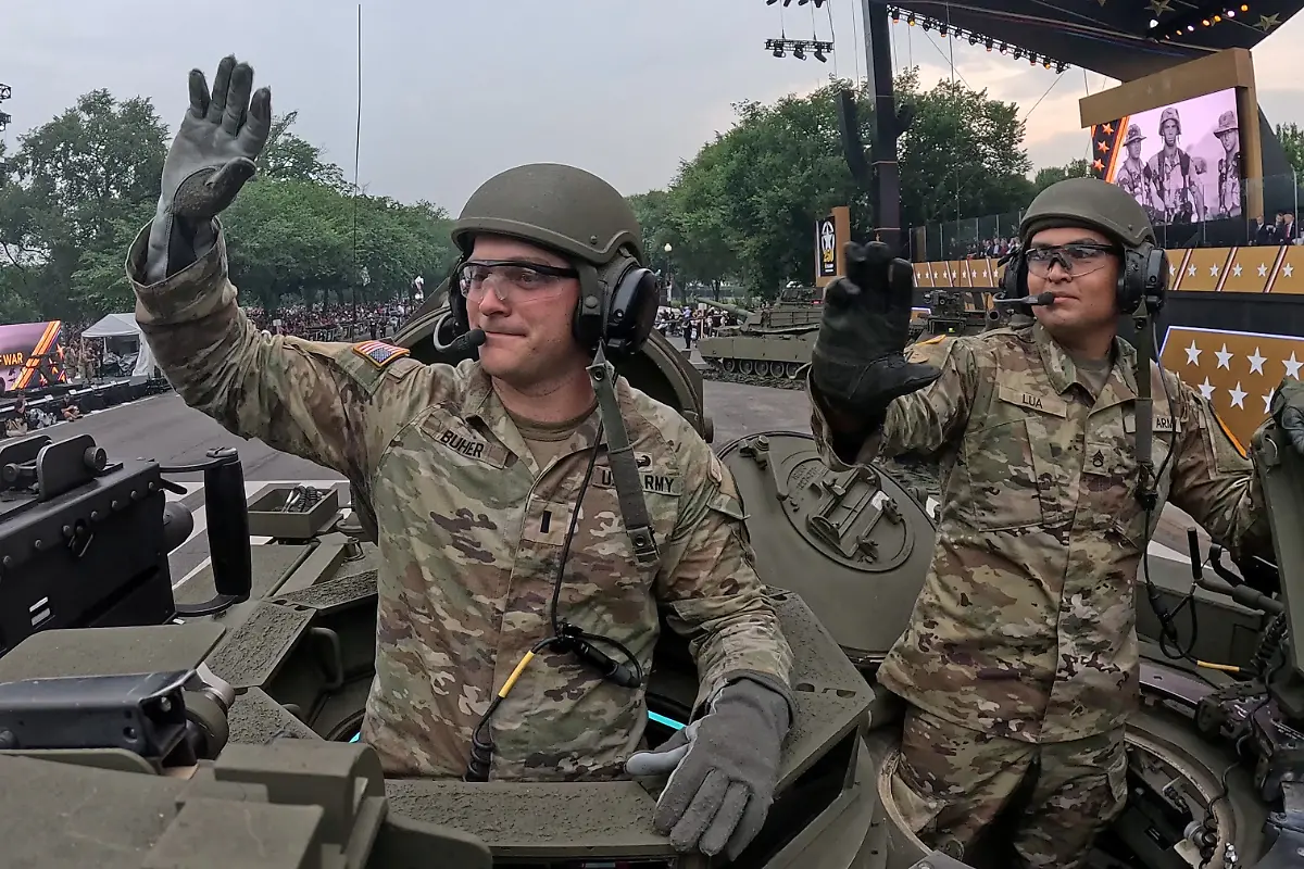 2025-06-15T022738Z-1631571223-RC2Q2FAKMV8W-RTRMADP-3-USA-TRUMP-PARADE