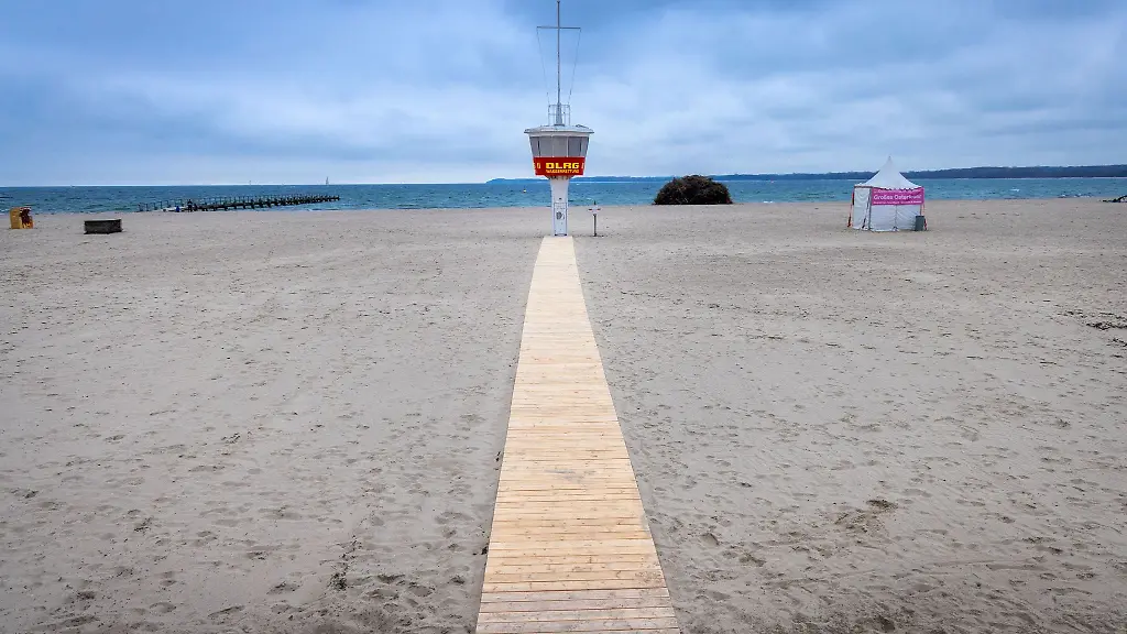 Verdacht-auf-Badeunfall-In-Travemuende-wird-ein-Kind-vermisst-Die-Retter-ruecken-mit-Drohnen-Booten-und-Hubschrauber-aus-mit-Erfolg