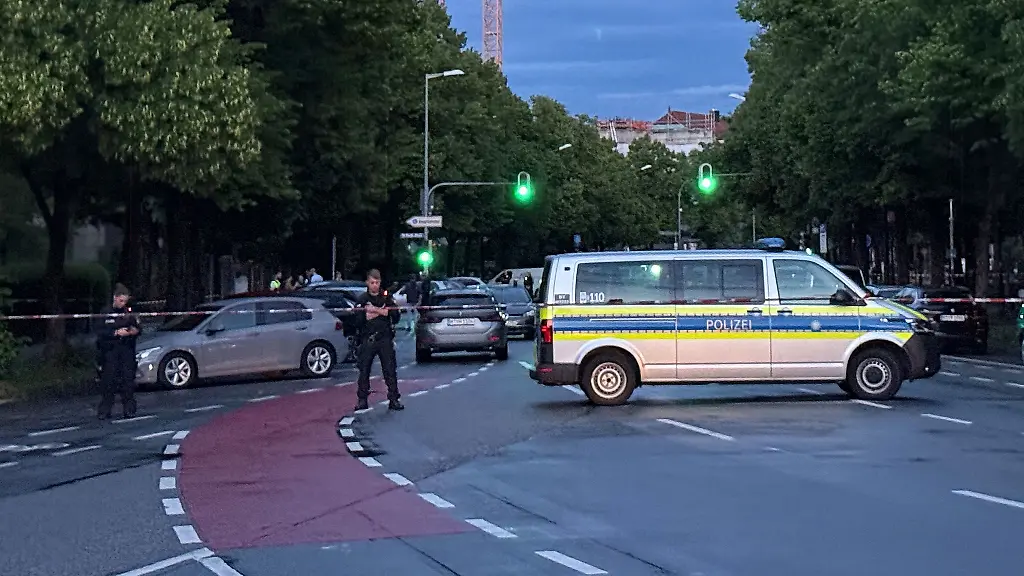 Die-Polizei-sperrte-den-Tatort-nach-dem-Messerangriff-durch-eine-Frau-in-Muenchen-ab