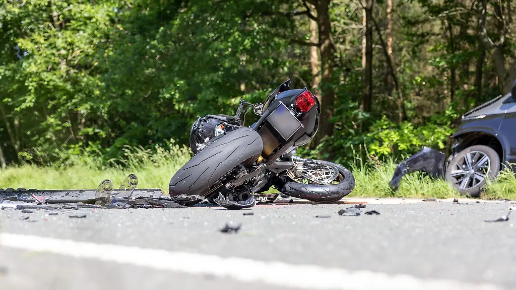 Der-Zusammenprall-sei-so-stark-gewesen-dass-der-Motorradfahrer-noch-an-der-Unfallstelle-auf-der-L3002-an-seinen-Verletzungen-starb-sagte-ein-Polizeisprecher-auf-Anfrage