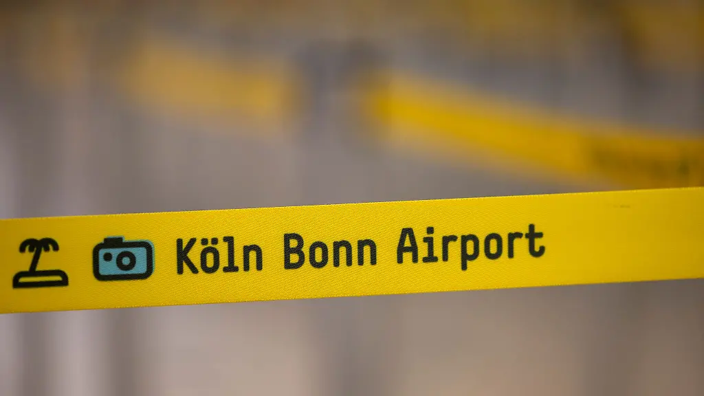 An-den-Check-In-Schaltern-im-Flughafen-Koeln-Bonn-mussten-die-Passagiere-laenger-warten-als-gewoehnlich-Der-Grund-Eine-kaputte-Gepaecksortieranlage