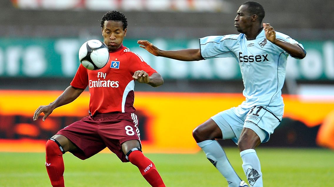 Neu beim HSV: Der Ex-Münchner Ze Roberto kümmert sich um den Ball, Gegenspieler Tidiane Sane schaut zu.