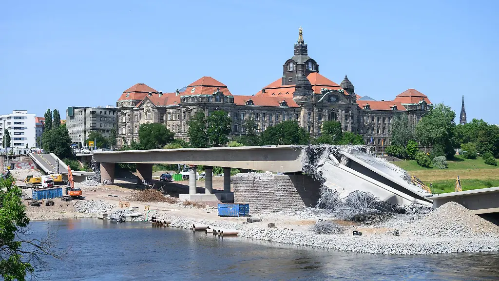 Am-Ufer-vor-der-Staatskanzlei-stuerzte-beim-Abbruch-am-Nachmittag-ein-weiterer-Abschnitt-der-Carolabruecke