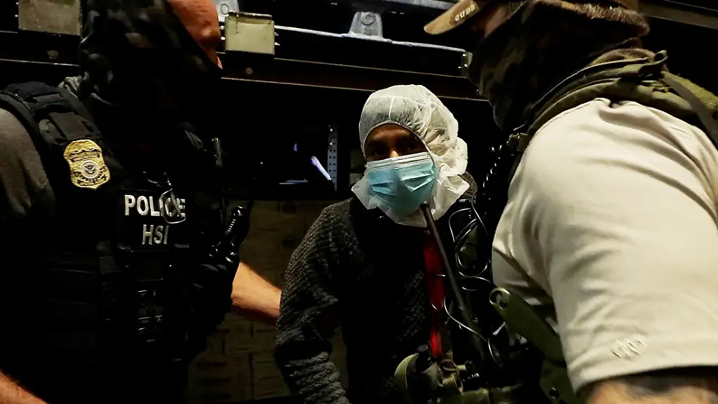 2025-06-11T202348Z-1831060419-RC2C0FAY9HMS-RTRMADP-3-USA-MIGRATION-RAID-NEBRASKA