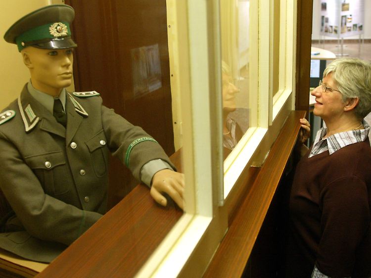 Besucherin des Grenzlandmuseums vor einer Abfertigungskabine.