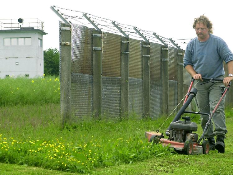 Auf dem ehemaligen Todesstreifen bei Teistungen mäht ein Mitarbeiter des Grenzlandmuseums das Gras.