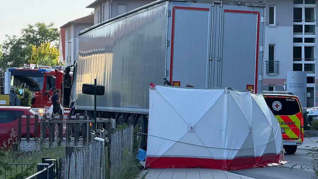 Ein-Lkw-Fahrer-geriet-auf-die-Gegenfahrbahn-die-entgegen-kommende-Radfahrerin-hatte-keine-Chance