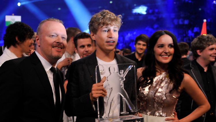 Moderator, Sieger und Co-Moderatorin.