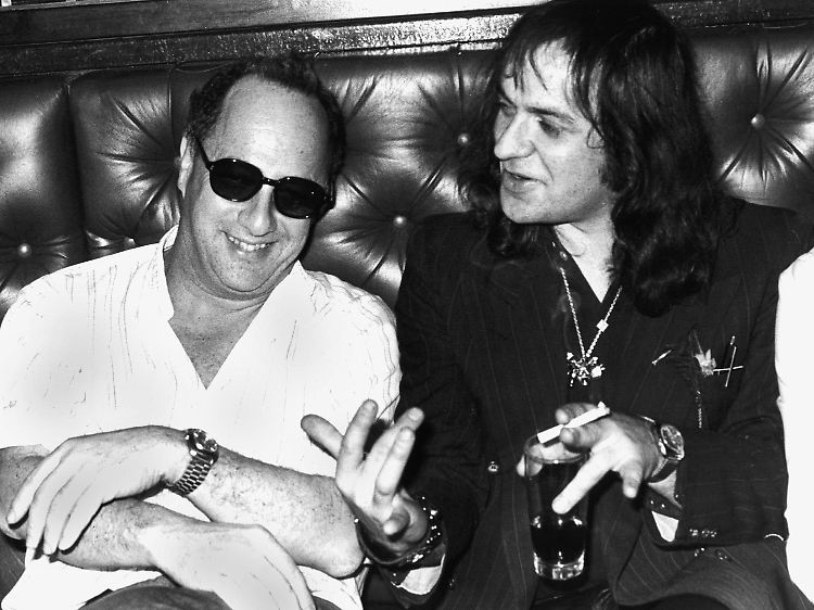 Peter Zadek im Gespräch mit Rockmusiker Udo Lindenberg (r.) in Hamburg am 13.12.1978.