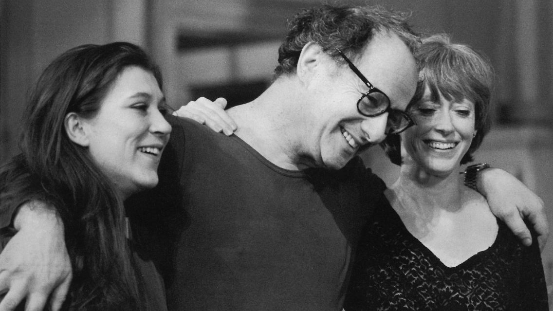 Peter Zadek verbeugt sich mit seinen Hauptdarstellerinnen Eva Mattes (l.) und Ilse Ritter nach der Aufführung von "Die verlorene Zeit" von John Hopkins am 28.01.1985 an der Freien Volksbühne in Berlin.