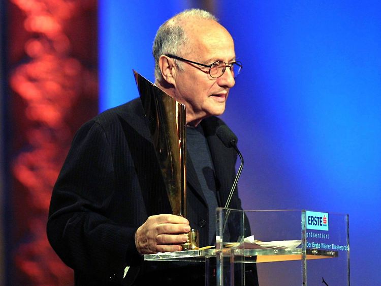 Peter Zadek bedankt sich am 10.11.2001 im Wiener Volkstheater für den Nestroy-Preis.