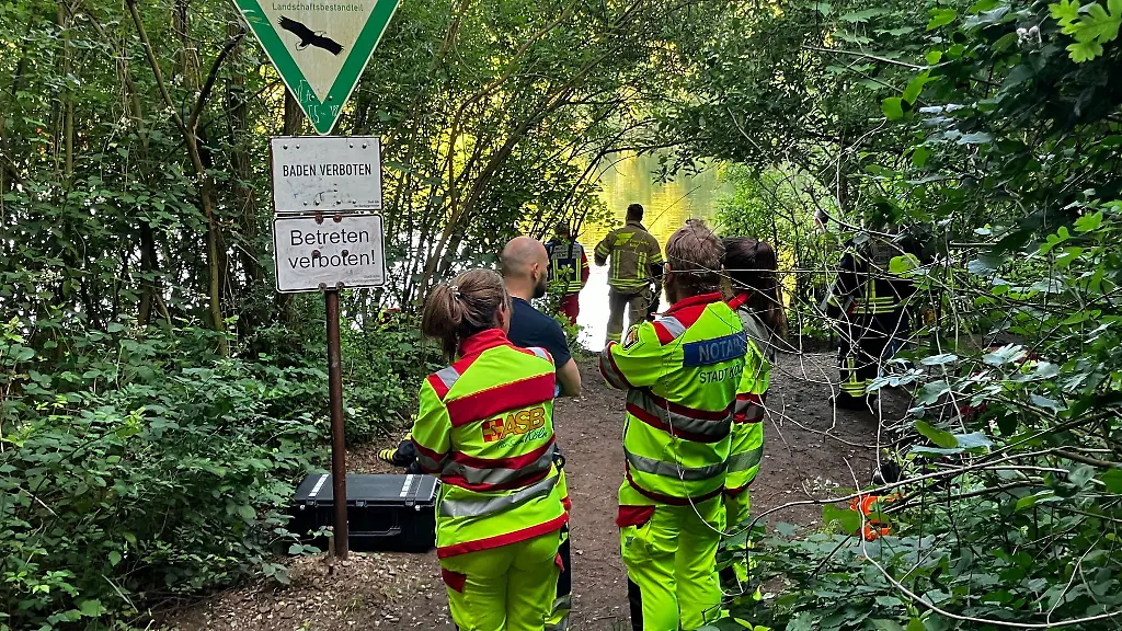 Rund-70-Kraefte-von-Feuerwehr-und-DLRG-waren-bei-der-Suche-im-Einsatz