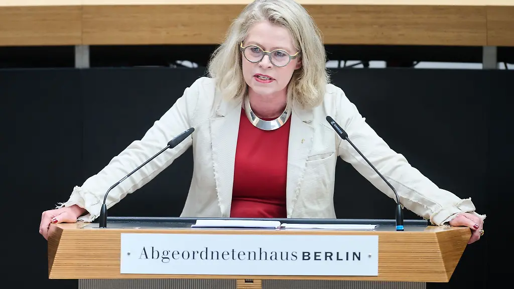 Verkehrssenatorin-Ute-Bonde-CDU-hat-im-Berliner-Abgeordnetenhaus-ausfuehrlich-Stellung-genommen-zum-Zustand-der-Bruecken-in-Berlin