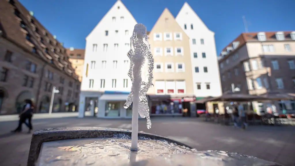 Trinkwasserbrunnen-wie-hier-in-Nuernberg-sollen-an-heissen-Tagen-moeglichst-vielen-Menschen-den-Zugang-zu-Trinkwasser-ermoeglichen