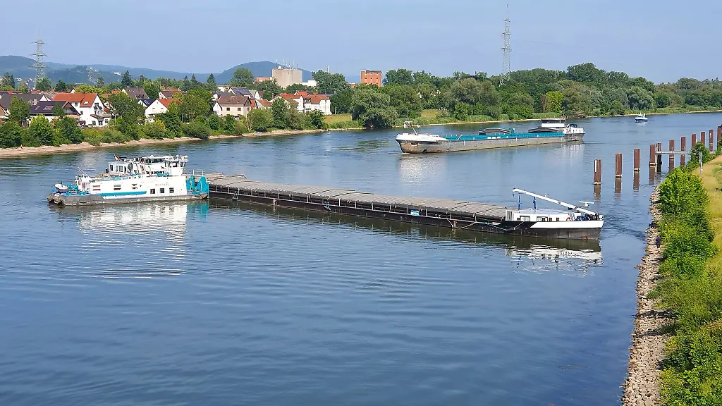 Die-Einsatzkraefte-versuchen-das-festgefahrene-Frachtschiff-bei-Regensburg-zu-bergen