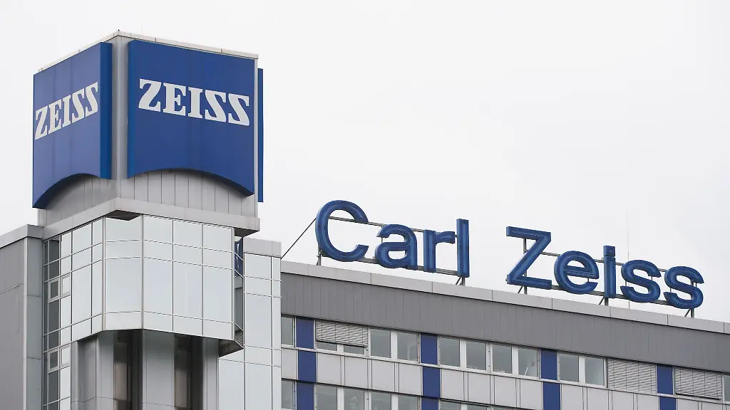 Zeiss-fertigt-in-Jena-Displays-fuer-Flugzeuge