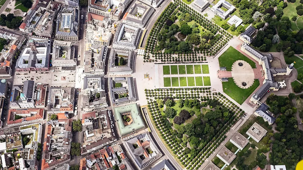 Huebsch-ist-die-Karlsruher-Innenstadt-mit-dem-Schloss-Und-auch-sonst-hat-die-Stadt-Experte-zufolge-eine-hohe-Lebensqualitaet-Beim-Gluecksatlas-macht-sich-das-aber-nicht-bemerkbar