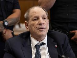 Der Prozess Gegen Den Ex Filmmogul Weinstein Wurde Neu Aufgerollt