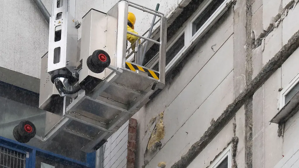 Bauarbeiten-am-evakuierten-Hochhaus-lauen