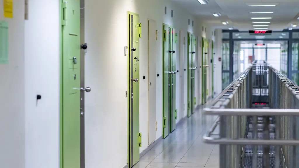 Der-39-Jaehrige-war-in-Haft-weil-er-gemeinsam-mit-einem-Komplizen-am-Rheinufer-in-Neuss-einen-Obdachlosen-umgebracht-haben-soll