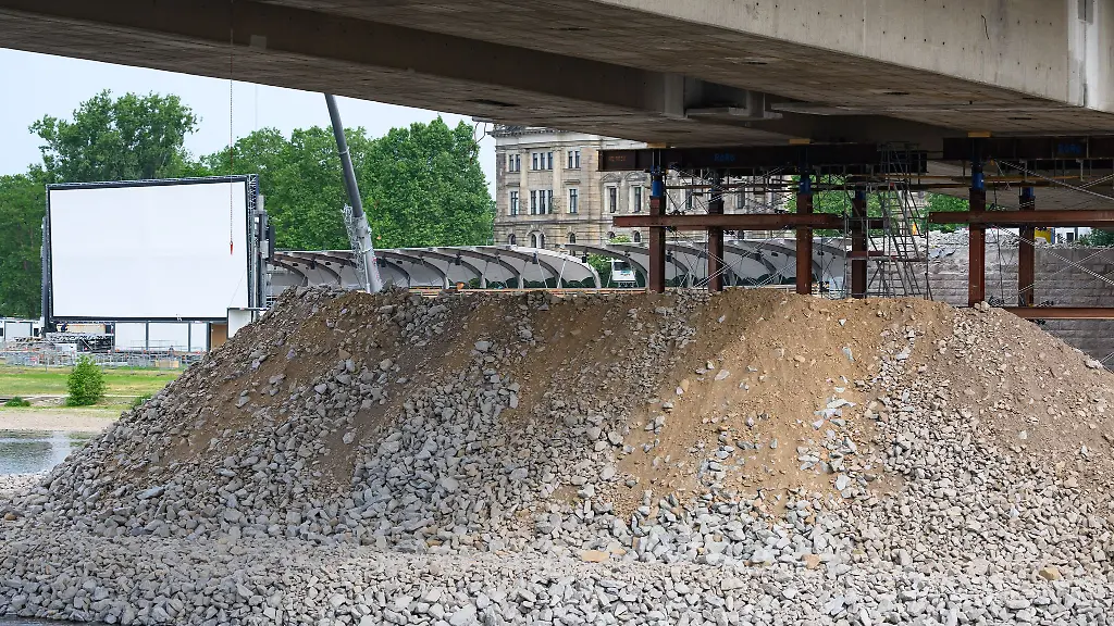 Der-Abbruch-der-Dresdner-Carolabruecke-geht-weiter