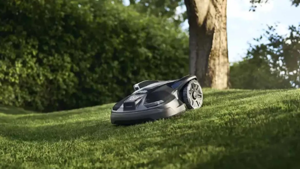 Frei-und-smart-den-Rasen-maehen-Das-gelingt-mit-einem-Maehroboter-ohne-Begrenzungsdraht
