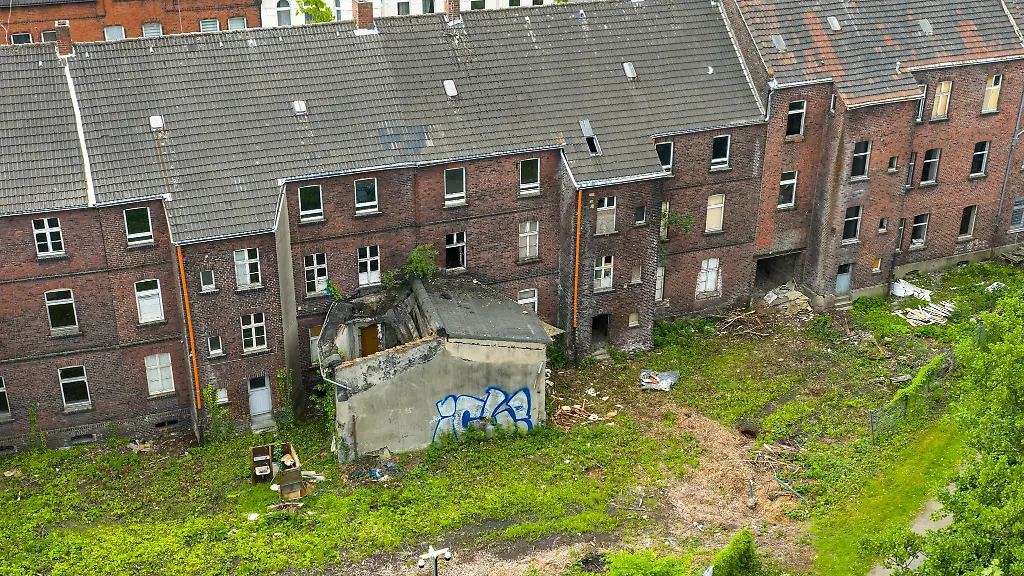 Ungesicherte-Treppenaufgaenge-Schimmelbefall-Ratten-Eine-von-der-Stadt-Gelsenkirchen-erworbene-Schrottimmobilie