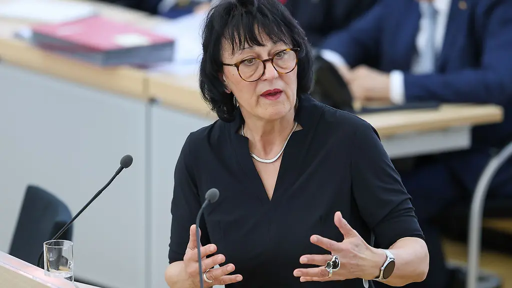 Das-ist-ein-Riesenaufwand-sagt-Bildungsministerin-Eva-Feussner-CDU-zur-Ueberpruefung-der-Ueberstunden