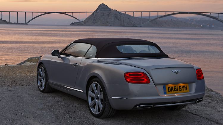 Tradition geht vor: Das Stoffdach des Continental GT von Bentley ist dreilagig und wird von sieben Bügeln gestrafft.