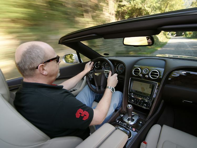 2,5 Tonnen sicher im Griff: Die breitere Spur lässt den Bentley noch satter auf der Straße liegen.