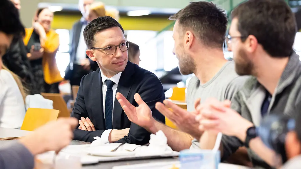 Wissenschaftsminister-Falko-Mohrs-links-suchte-2023-in-der-Hauptmensa-des-Studentenwerks-Hannover-den-Austausch-mit-den-Studierenden