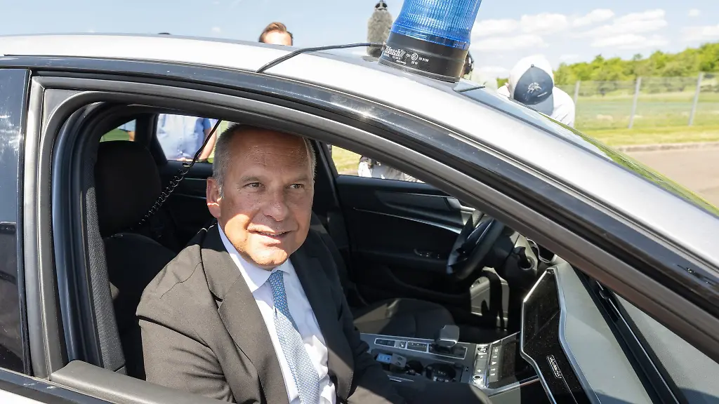 Hessens-Innenminister-Roman-Poseck-CDU-dringt-auf-mehr-Moeglichkeiten-bei-Kontrollen-ankommender-Fluechtlinge