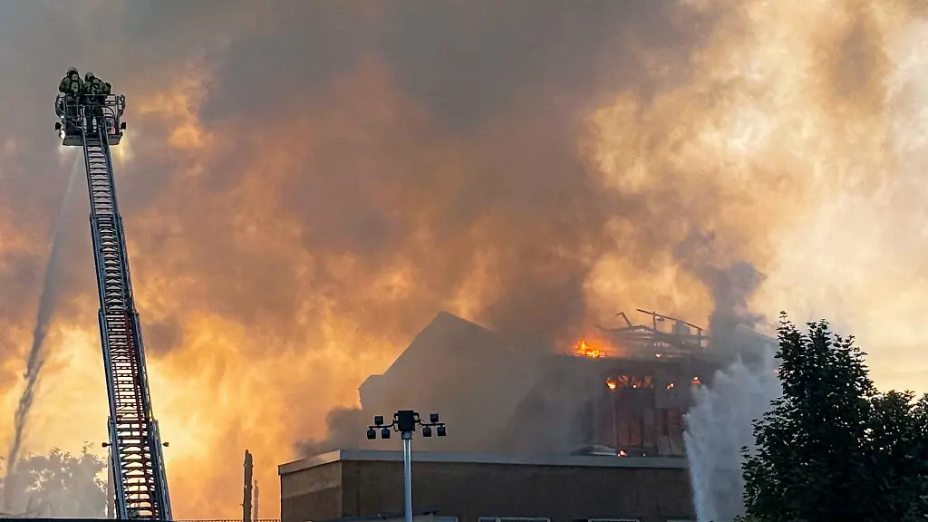Ein-Feuer-zerstoerte-das-fruehere-Operettenhaus-in-Dresden