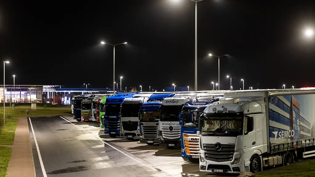 Der-Platz-fuer-Lkw-an-Raststaetten-an-Autobahnen-ist-knapp