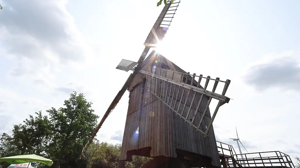 Die-Bockwindmuehle-in-Lumpzig-im-Altenburger-Land-ist-eine-von-59-laut-Thueringer-Landesverein-fuer-Muehlenerhaltung-teilnehmenden-historischen-Bauwerken-Mehr-als-3-000-Besucher-waren-laut-Veranstaltern-allein-in-Lumpzig-am-Pfingstmontag-vor-Ort