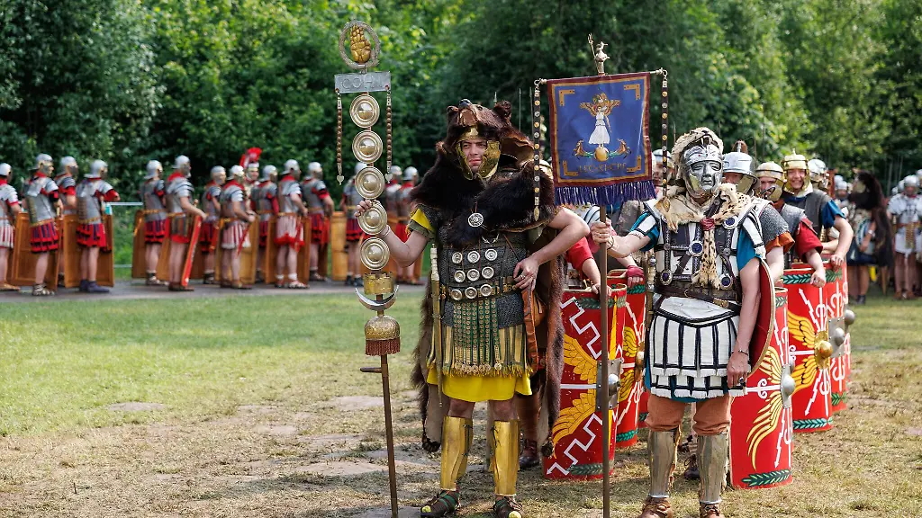 Bei-den-Roemer-und-Germanentagen-in-Kalkriese-haben-mehr-als-300-Darsteller-den-Alltag-vor-rund-2-000-Jahren-nachgespielt
