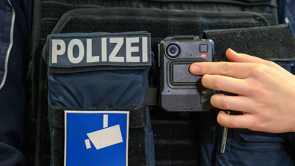 Polizistinnen-und-Polizisten-im-Norden-Sachsen-Anhalts-koennen-seit-rund-einem-halben-Jahr-mit-sogenannten-Bodycams-bei-Einsaetzen-filmen