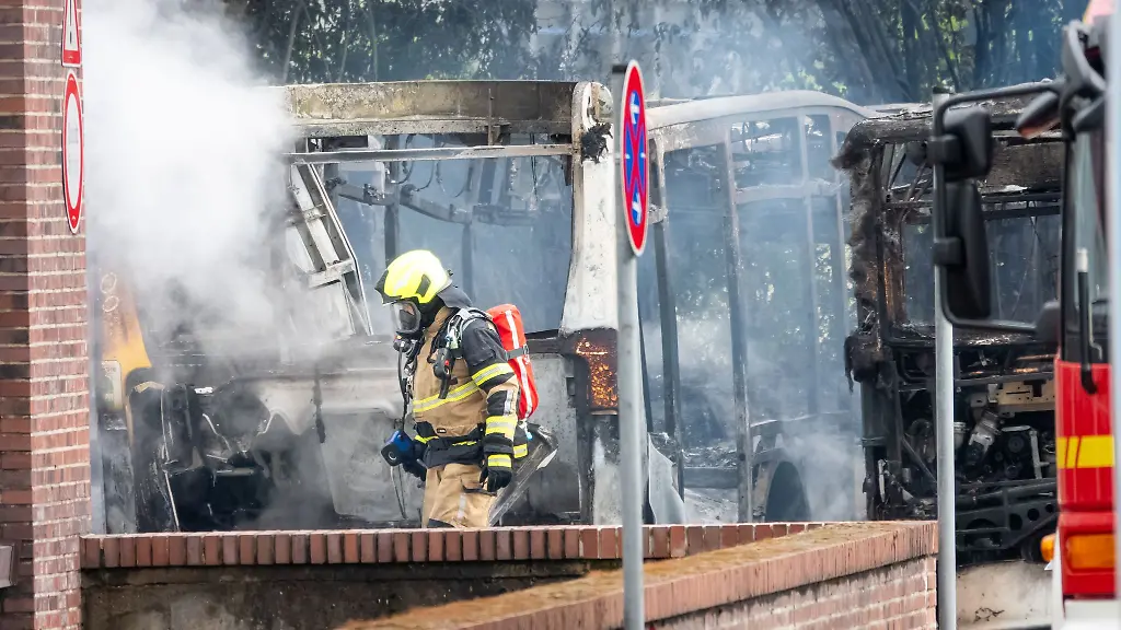 Mehrere-Busse-brannten-komplett-aus