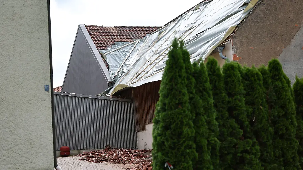 Zahlreiche-Dachziegel-sind-durch-einen-Sturm-in-Hahnbach-am-Samstag-von-einem-Dach-geweht-worden