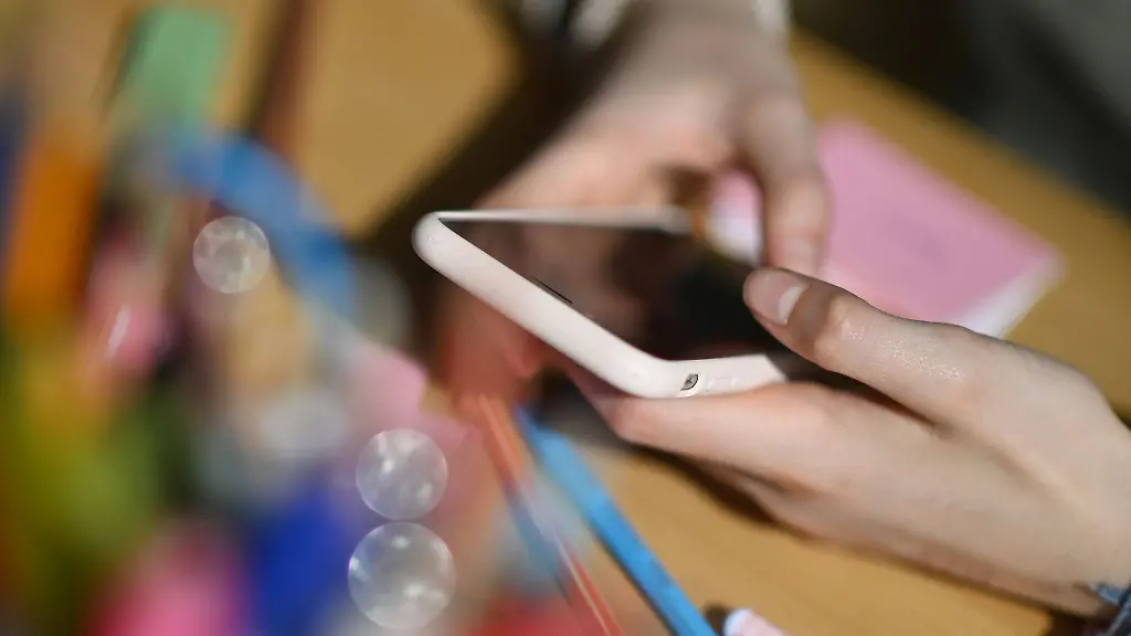 Jugendliche-verbringen-oft-taeglich-mehrere-Stunden-mit-dem-Smartphone-in-der-Hand