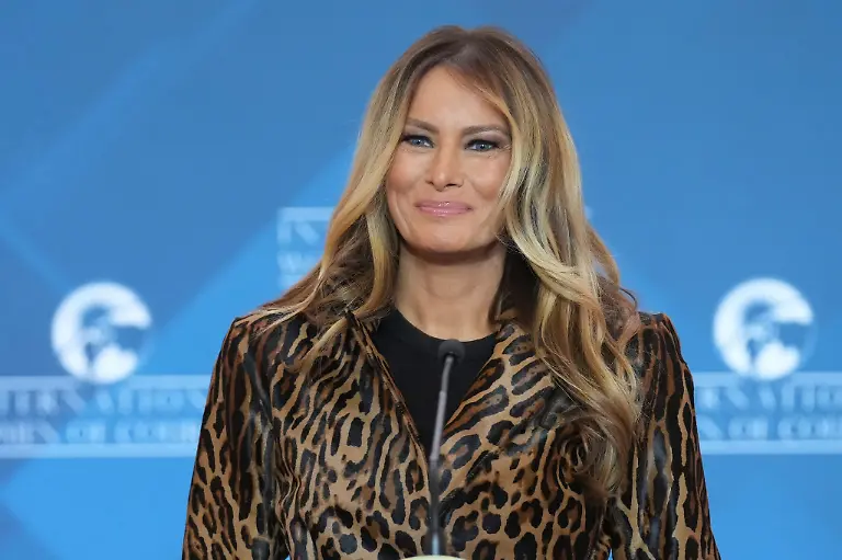 Auch-US-First-Lady-Melania-Trump-traegt-mal-Leopard-hier-bei-einer-Preisverleihung-Anfang-April-in-Washington