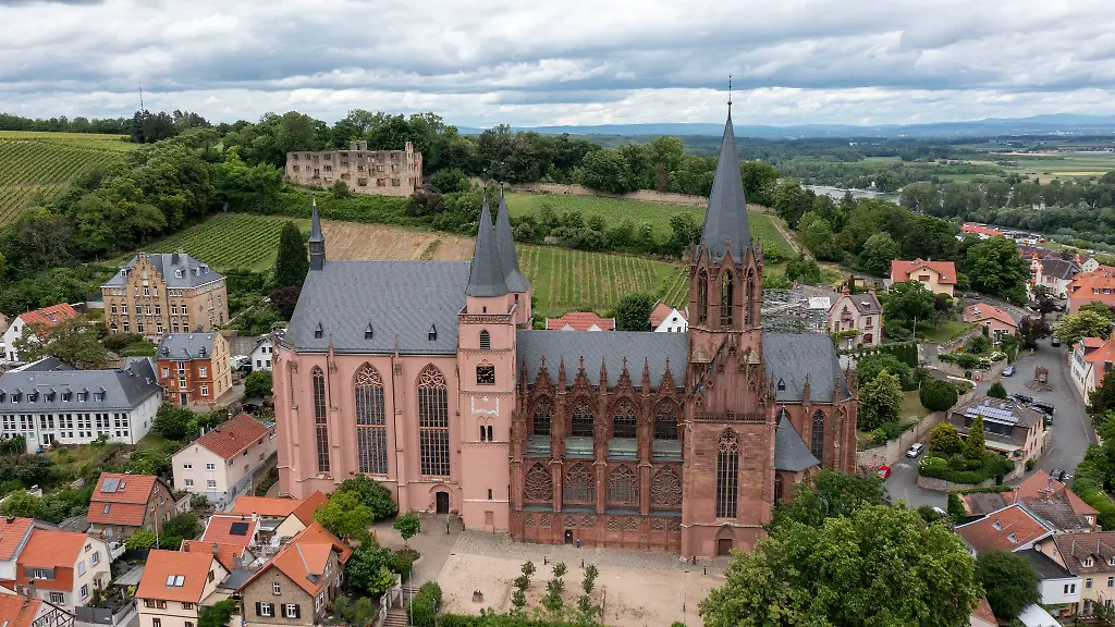 Die-Katharinenkirche-thront-regelrecht-ueber-Oppenheim-unweit-der-Burgruine-Landskrone