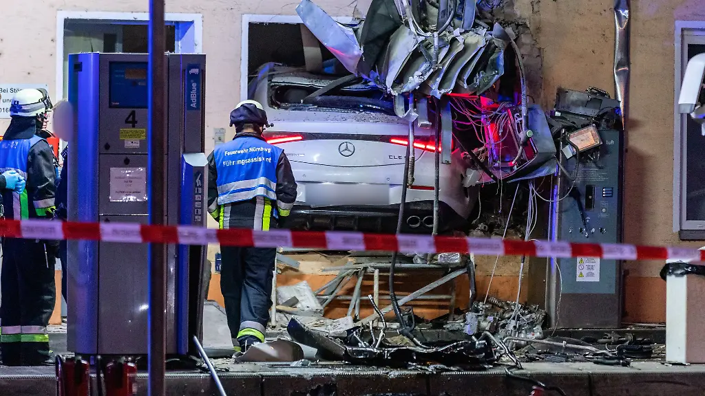 Das-Auto-muss-einen-Satz-gemacht-haben-es-steckt-im-Fenster-der-Tankstelle