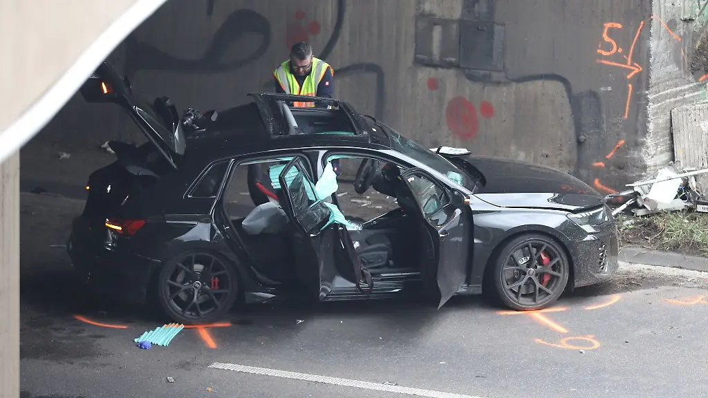 Ein-Auto-ist-nahe-Koeln-gegen-eine-Mauer-geprallt