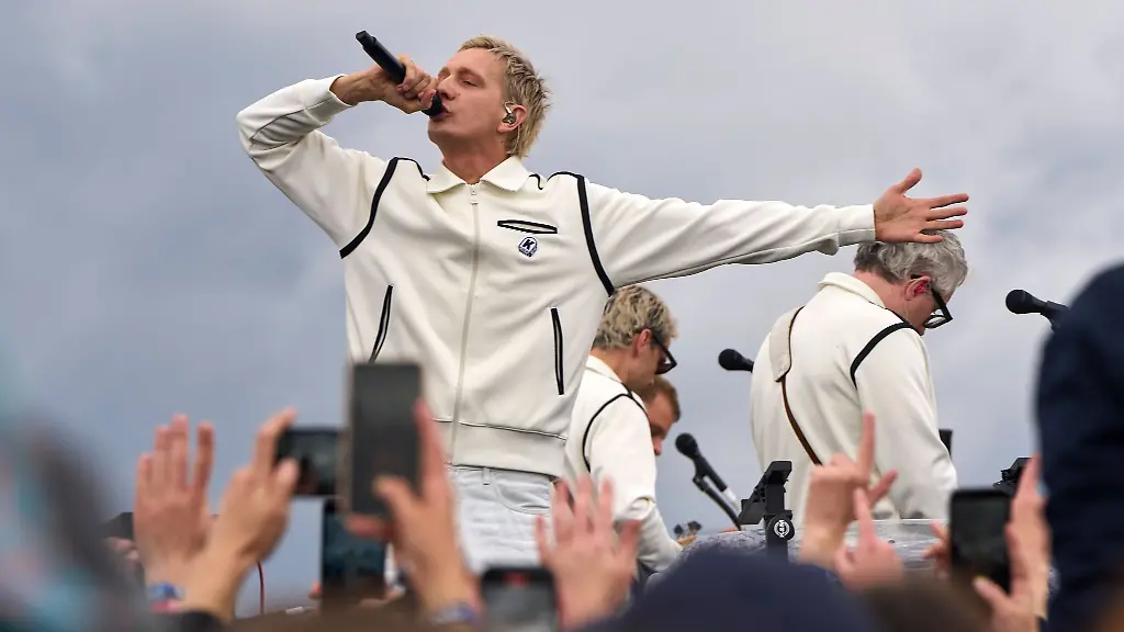 Mittendrin-Kraftklub-standen-nicht-auf-einer-grossen-Buehne-sondern-ueberraschend-zwischen-den-Menschen