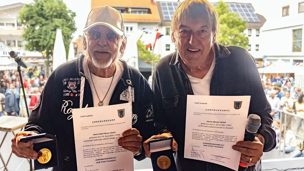 Die-Brueder-Karl-Heinz-und-Bernd-Ulrich-besser-bekannt-als-Die-Amigos-freuen-sich-ueber-die-Verleihung-der-Ehrenbuergerschaft-der-Stadt-Hungen