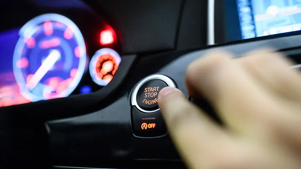 Bei-Keyless-Go-Systemen-erkennt-ein-Modul-im-Auto-Funkwellen-wenn-sich-der-Schluessel-naehert-und-laesst-sich-dann-oeffnen-sowie-starten